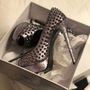 Lightly worn Steve Madden silver studded pumps